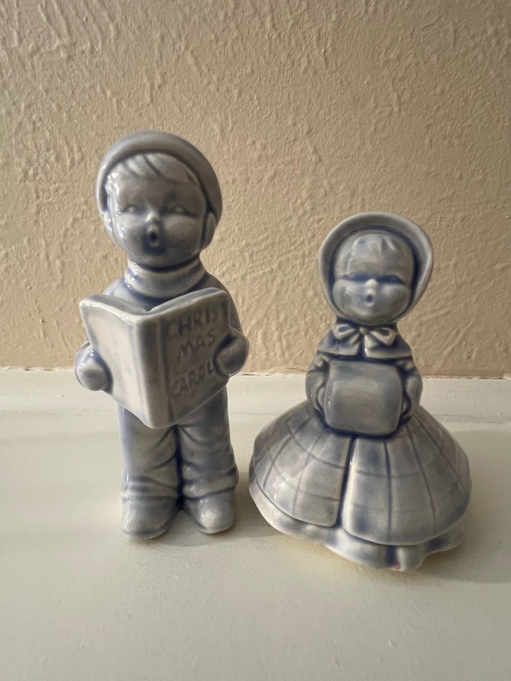 Rare Vintage 1975 Signed D. Aiello Ceramic Christmas Carolers Boy Girl